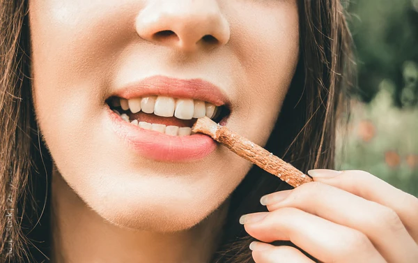 can miswak whiten teeth